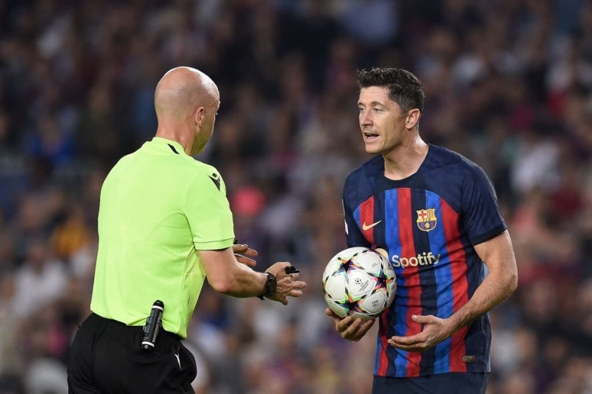 Cơ hội duy nhất của Barca là quả phạt đền do Lewandowski kiếm được nhưng cũng bị VAR từ chối