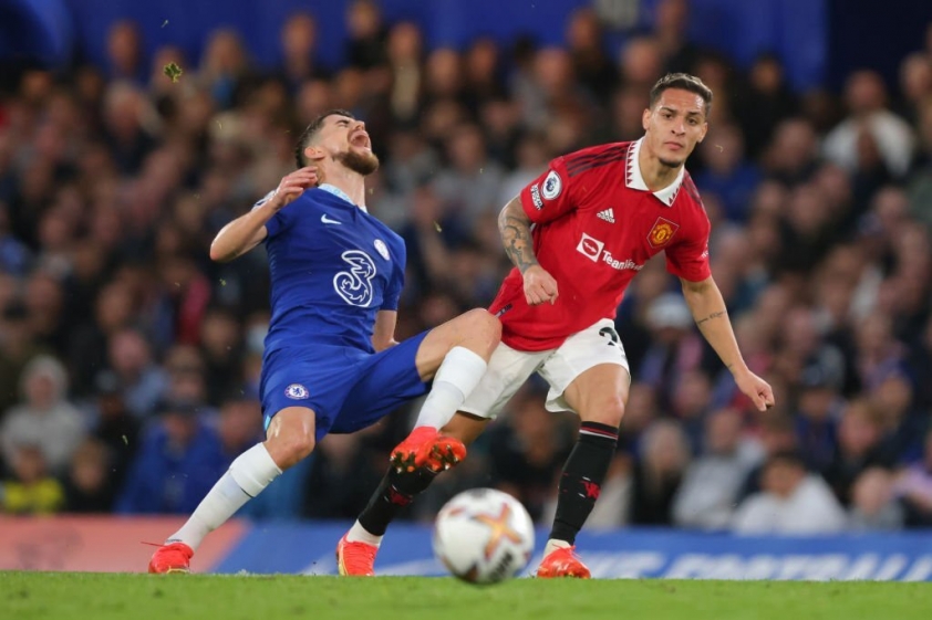 Việc Chelsea sảy chân trước Brighton tạo cơ hội cho MU vươn lên vượt mặt chính đối thủ trên BXH