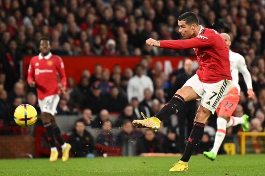 Ronaldo và các đồng đội liên tục bắn phá khung thành của Fabianski trong nửa đầu hiệp 1