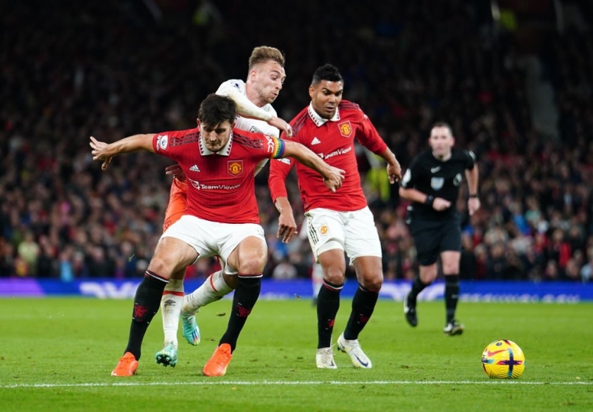 Harry Maguire trở thành tâm điểm để cho hàng công West Ham khai thác nhưng hậu vệ này vẫn đứng vững nhờ sự hỗ trợ của các đồng đội