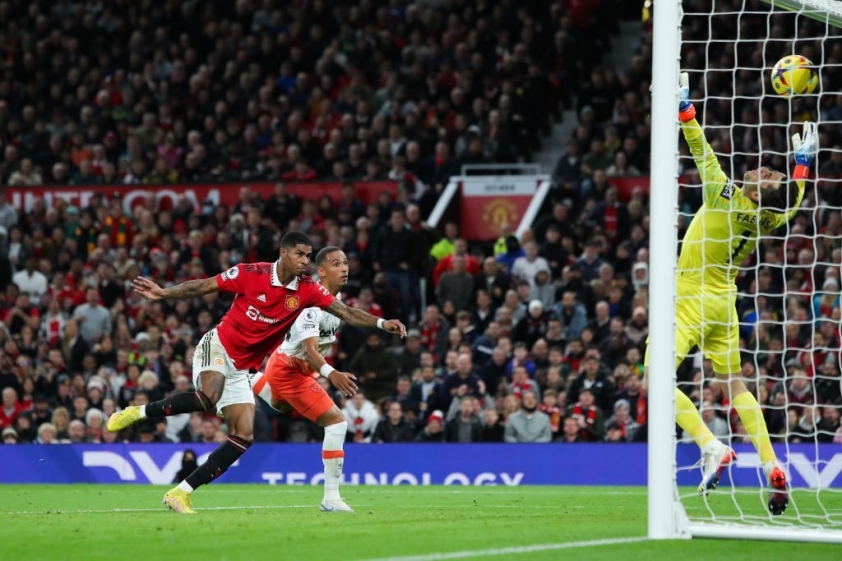 Rashford đánh đầu cận thành mở tỷ số cho Quỷ đỏ
