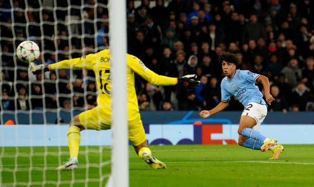 Cầu thủ trẻ Lewis sút tung lưới Bounou quân bình tỷ số cho Man City