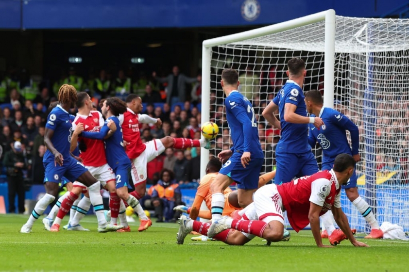 Quả tạt của Saka len lỏi qua toàn bộ hàng phòng ngự Chelsea tới chân Gabriel Magalhaes đi vào lưới.