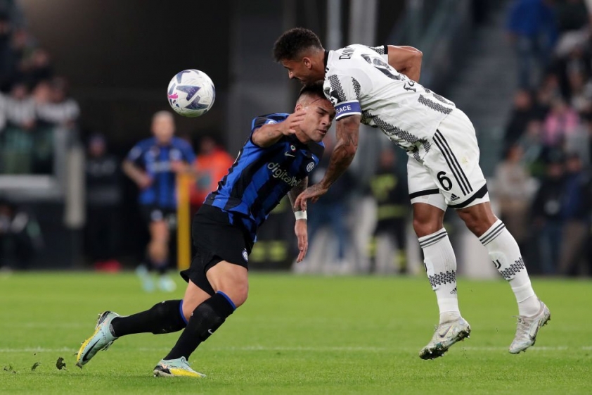 Lautaro Martinez bị các hậu vệ Juventus phong tỏa hoàn toàn trong hiệp 1