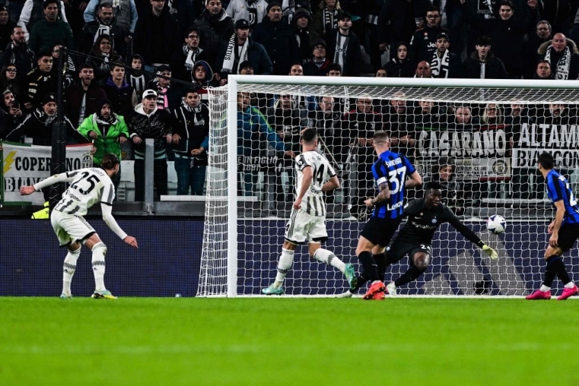 Phá dứt điểm chéo góc đẹp mắt của Rabiot mở tỷ số cho Juventus