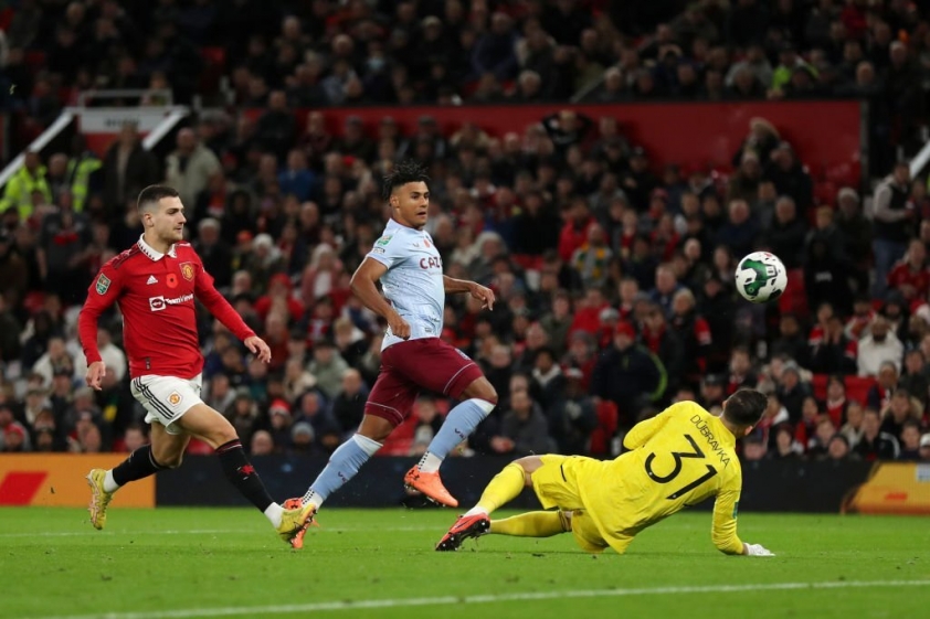 Ollie Watkins mở tỷ số cho Aston Villa ở đầu hiệp 2