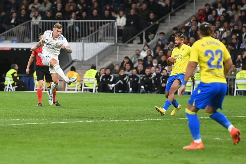 Siêu phẩm sút vô-lê của Kroos mang về bàn thắng thứ hai cho Los Blancos