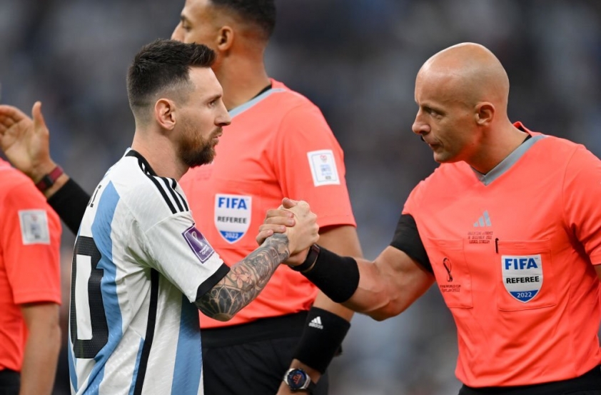 Messi đối xử đặc biệt với trọng tài chung kết World Cup 2022 235176