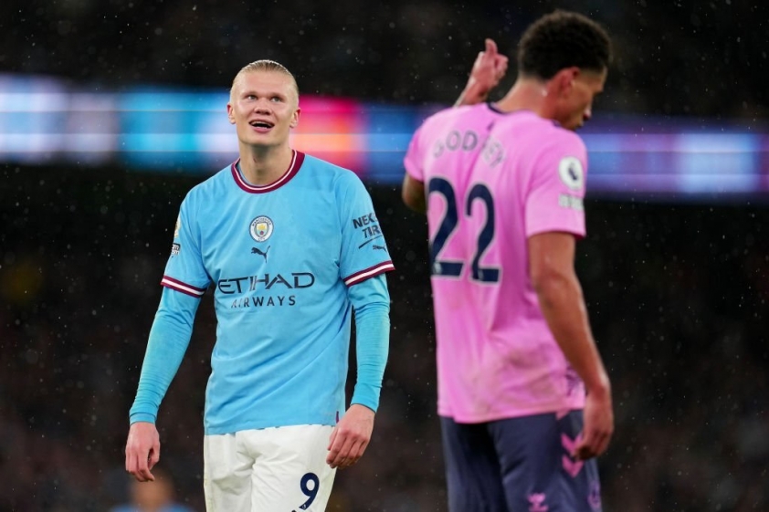 Haaland lại nổ súng, Man City vẫn bị gieo sầu vì siêu phẩm.