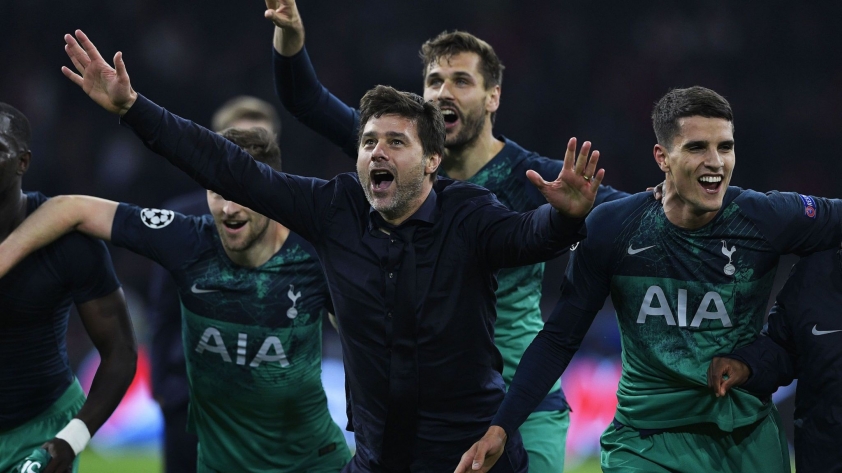 mauricio-pochettino-and-his-players-celebrate-tottenham-1678272638.jpg