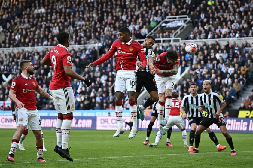 Bóng bổng tiếp tục là thứ vũ khí giúp Newcastle kết liễu MU bằng bàn thắng thứ hai của Wilson