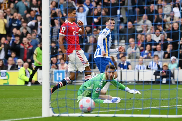 Pha làm bàn đẳng cấp của Trossard nâng tỷ số lên 3-0 cho Brighton