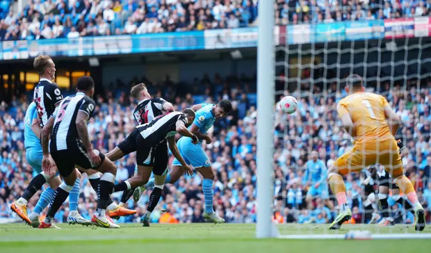 Pha đánh đầu làm bàn đẹp mắt của Rodri nâng tỷ số lên 3-0 cho Man City