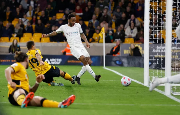 Sterling là người ấn định chiến thắng 5-1 cho Man City