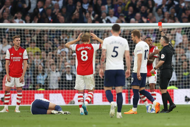 Arsenal 'tự bắn vào chân' trong cuộc đối đầu trực tiếp với Tottenham tuần trước
