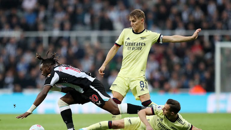 Saint-Maximin liên tục làm khổ hàng thủ Arsenal