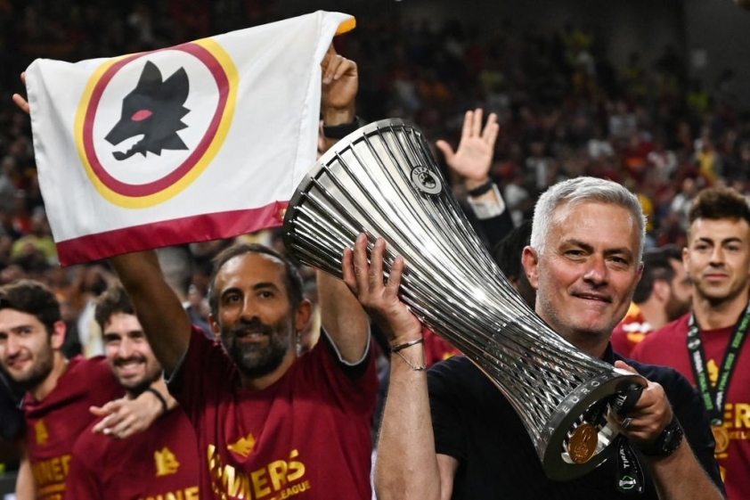 Mourinho “làm nhục” MU sau khi lên đỉnh châu Âu cùng Roma 141953