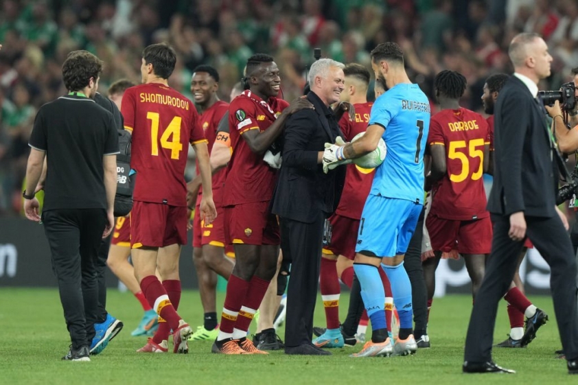 Mourinho “làm nhục” MU sau khi lên đỉnh châu Âu cùng Roma 141955