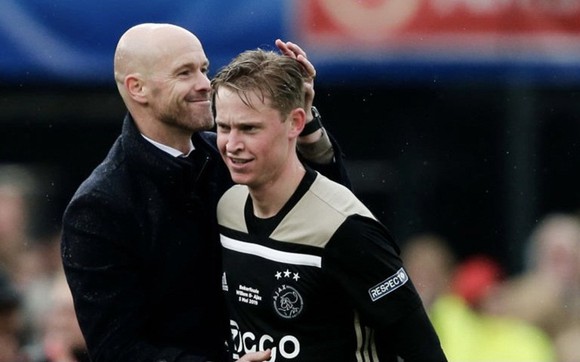 Frenkie De Jong mệt mỏi vì bị đồn chuyển tới MU 143274