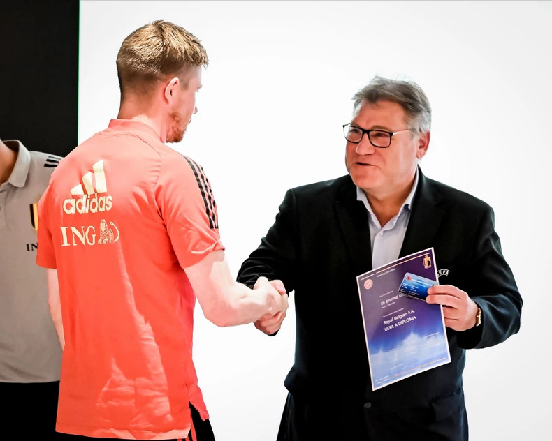 De Bruyne được UEFA cấp bằng huấn luyện viên ở tuổi 31 143339