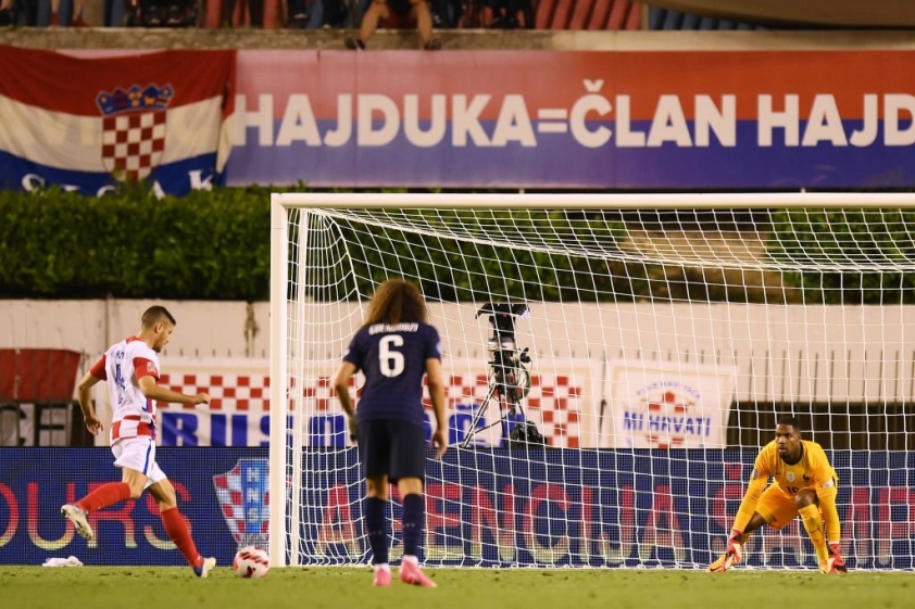 Kramaric đánh lừa thành công Maignan trên chấm phạt đền để quân bình tỷ số cho Croatia
