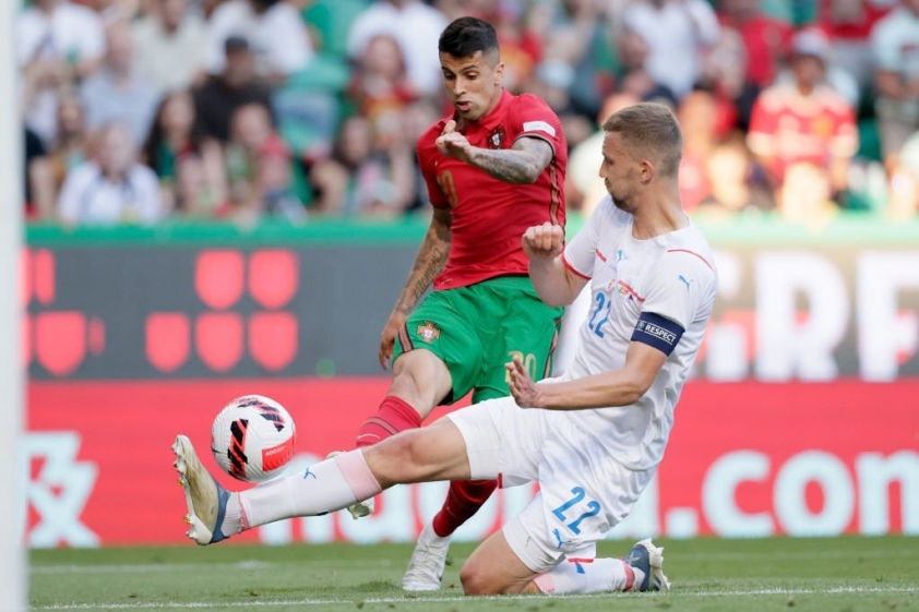 Cú sút của Cancelo là không thể cản phá