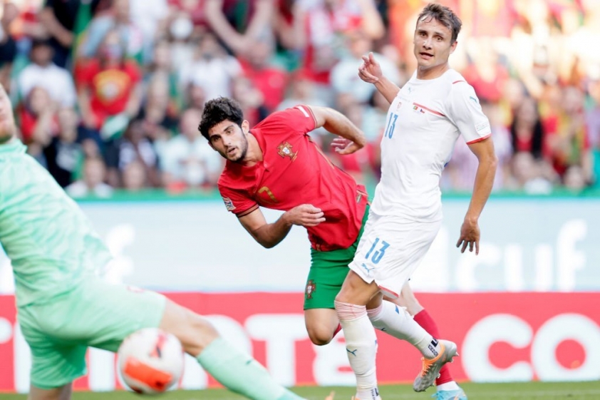 Goncalo Guedes dứt điểm chéo góc điệu nghệ nhân đôi cách biệt cho Bồ Đào Nha