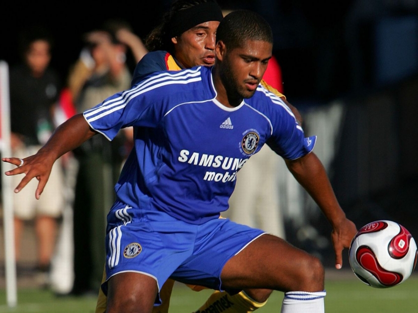 Glen-Johnson-playing-for-Chelsea