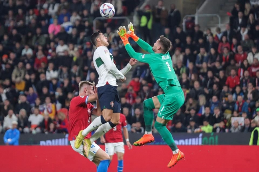 Ronaldo chảy máu đầm đìa đầy ghê rợn khi thi đấu, hình ảnh khiến fan không khỏi xót xa 192727