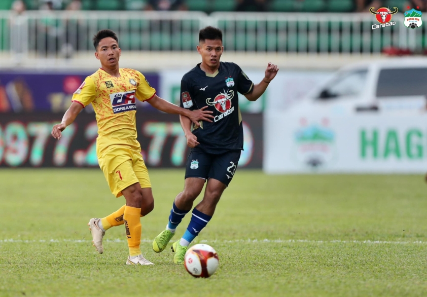 Các đội bóng thể hiện ra sao sau vòng 8 V-League? 282987