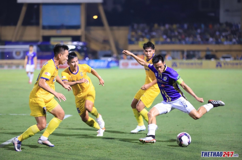 Hà Nội FC nhọc nhằn đánh bại SLNA.