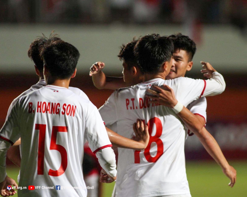U16 Việt Nam dẫn trước đối thủ trong hiệp 1.