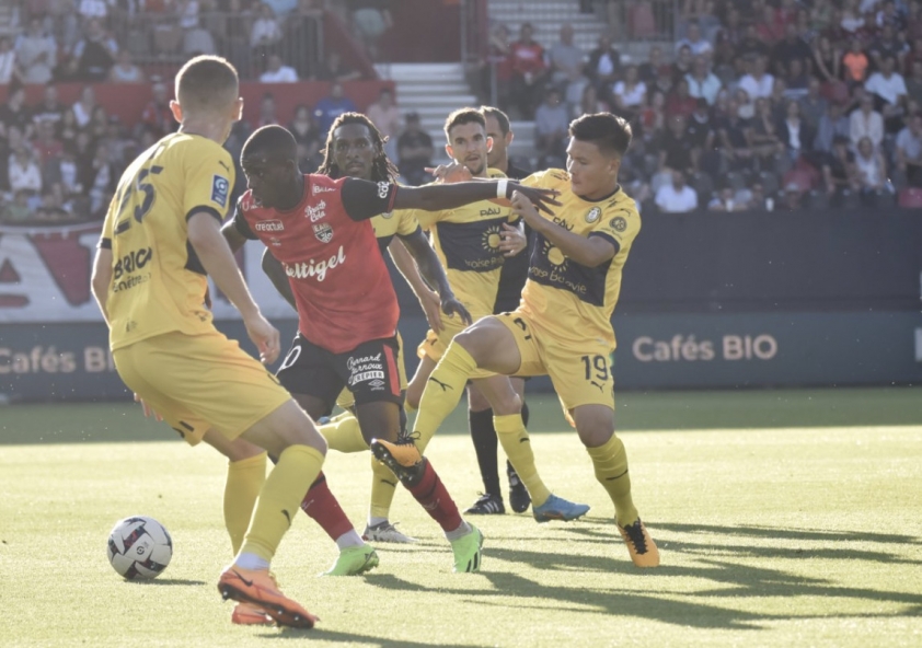 Quang Hải có 30 phút đầu tiên hít thở bầu không khí tại Ligue 2