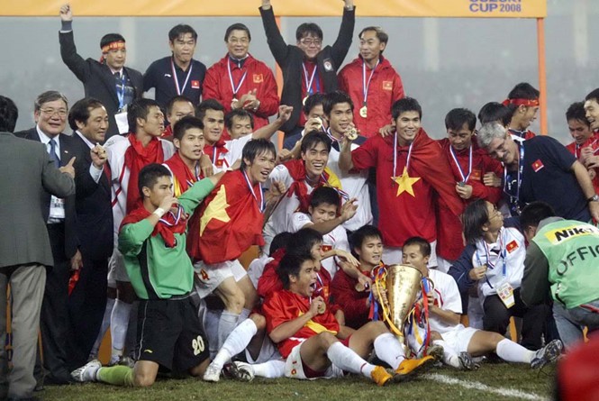 doi-hinh-vo-dich-aff-2008-du-khan-co-vu-viet-nam-vs-malaysia1544697370-1712120527.jpg