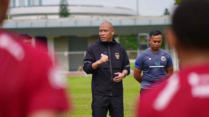 nova-arianto-fokus-racik-taktik-jelang-timnas-indonesia-u-16-hadapi-laos-di-piala-aff-u-16-2024-nl03lc95rt-1719458439.jpg