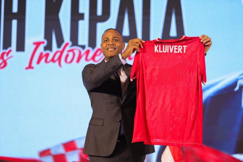 CĐV Indonesia đồng loạt đòi sa thải tân HLV trưởng Kluivert 585449