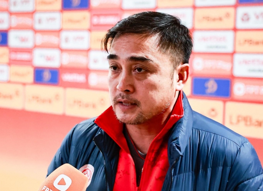 Thêm một HLV V-League bị phạt thẻ vì phản ứng với trọng tài 595461