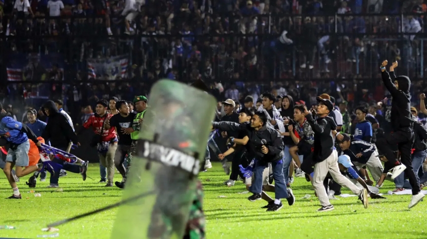 015684700_1664675271-20221002-Kerusuhan-Malang-Vs-Persebaya-AP-2