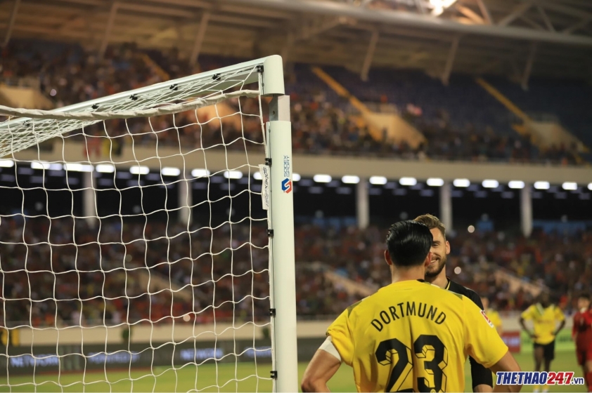 Cầu gôn bị hỏng trong khoảnh khắc lịch sử của ĐT Việt Nam trước Dortmund 226028