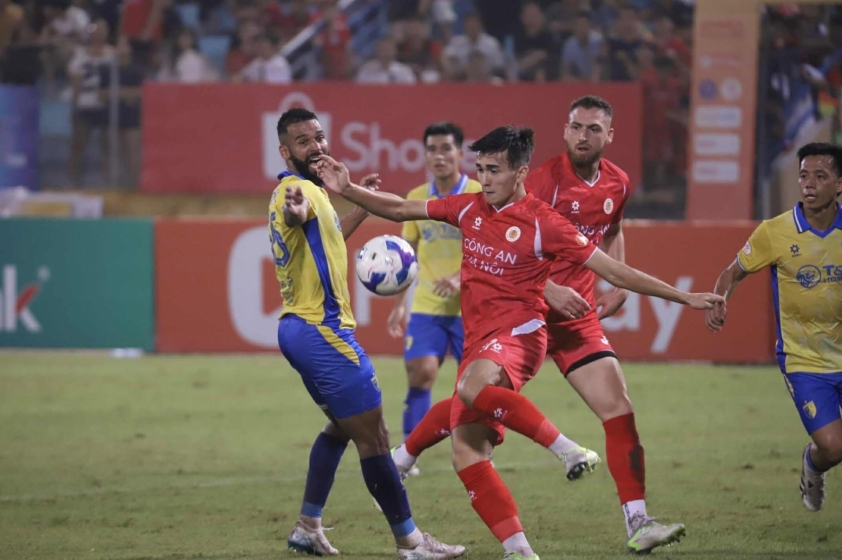 HLV Brazil đặc biệt khen Việt kiều Brandon Ly ở lần đầu đá V-League 693968