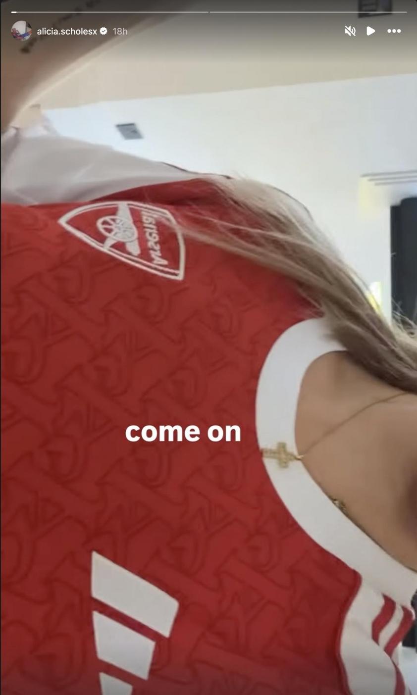 con-gai-paul-scholes-chia-se-hinh-anh-mac-ao-arsenal-len-mxh