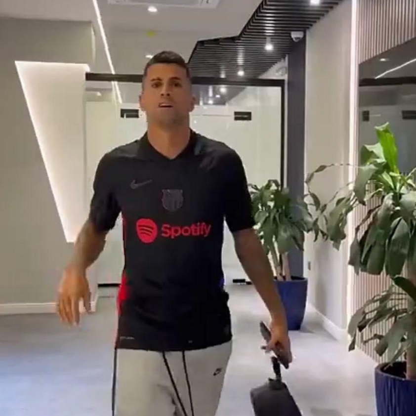 hinh-anh-cancelo-dien-ao-barca-den-buoi-tap