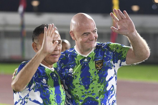 Bị chỉ trích vui đùa sau thảm kịch, LĐBĐ Indonesia 'đổ vấy' lỗi cho chủ tịch FIFA 206214