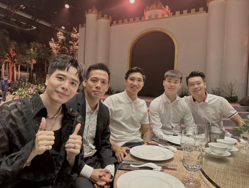 Dàn sao Hà Nội ăn diện bảnh bao, kịp về ăn cưới chủ tịch sau thất bại trước Hải Phòng 207725
