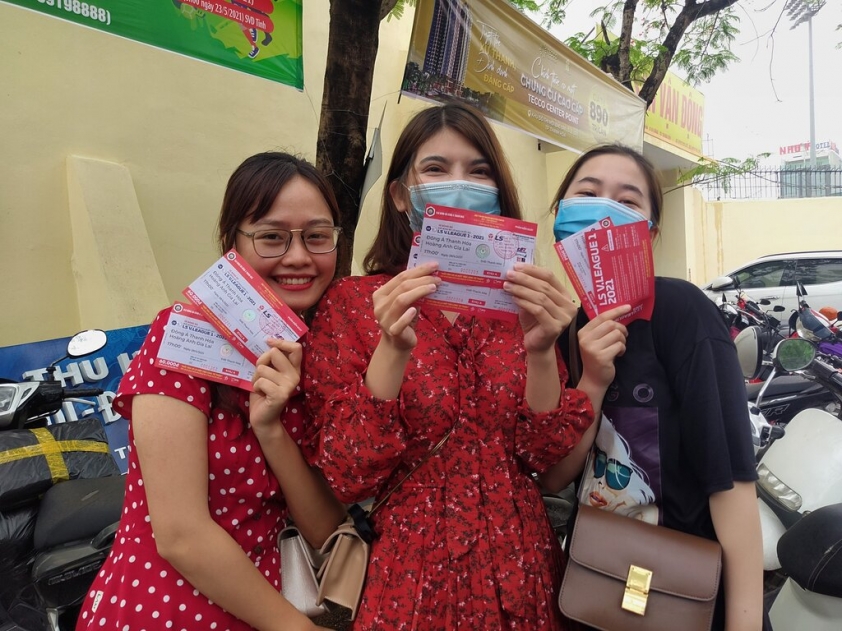 CĐV Thanh Hóa đội mưa mua vé xem HAGL 39952