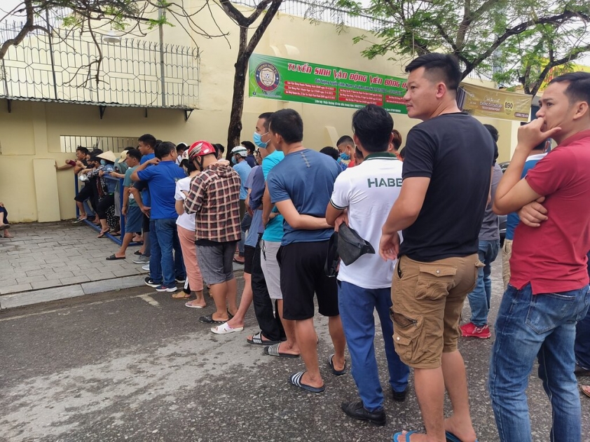 CĐV Thanh Hóa đội mưa mua vé xem HAGL 39955