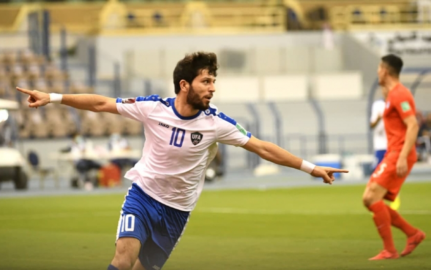Masharipov ghi bàn cho Uzbekistan trong trận gặp Singapore (Ảnh: Uzbekistan FA)
