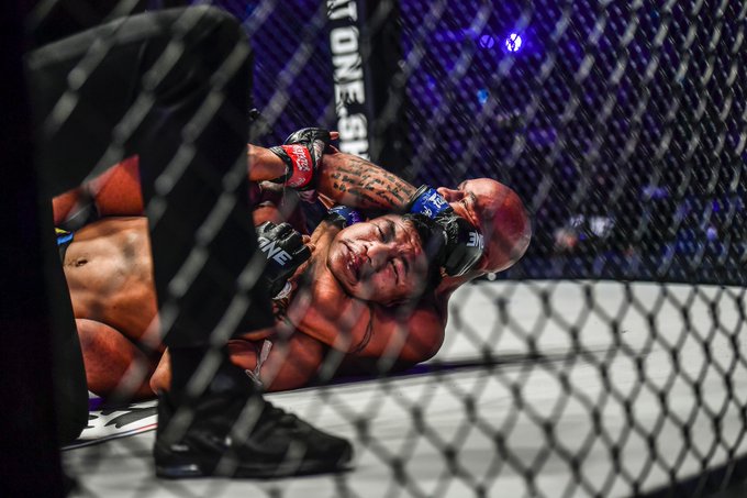 Chấn động ONE X: Tung đòn sát thủ, cựu vương UFC khiến đối thủ 'bất tỉnh' sau 50 giây 121870