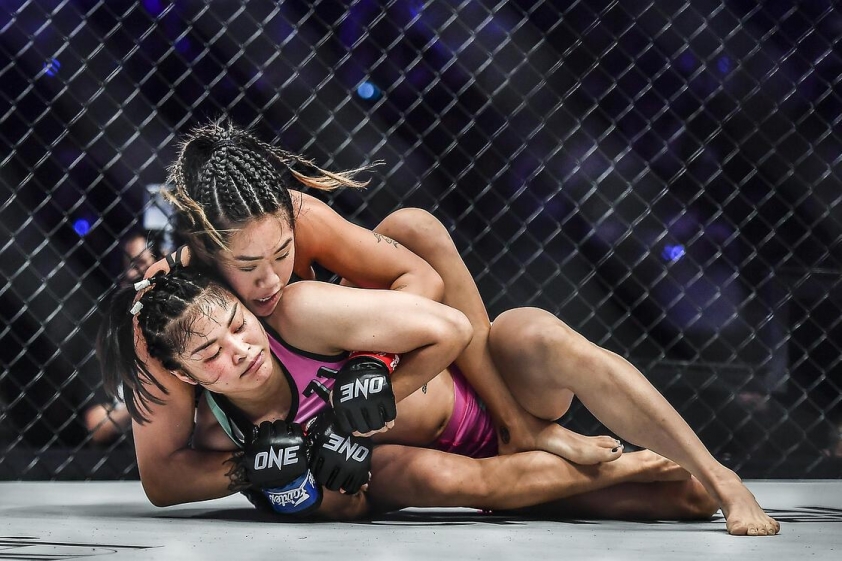 Tiêu điểm ONE X: Tung đòn khóa siết, ĐKVĐ Angela Lee khiến đối thủ 'chấp tay' xin hàng 121880