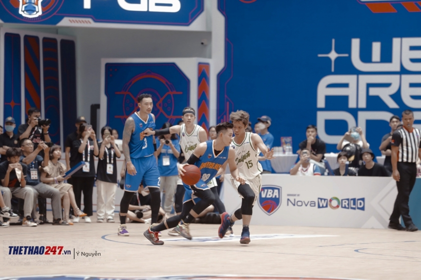 Nhìn lại chiến thắng 'sân nhà đầu tiên' của VBA 2022, cầu thủ 1998 ghi dấu ấn 162529